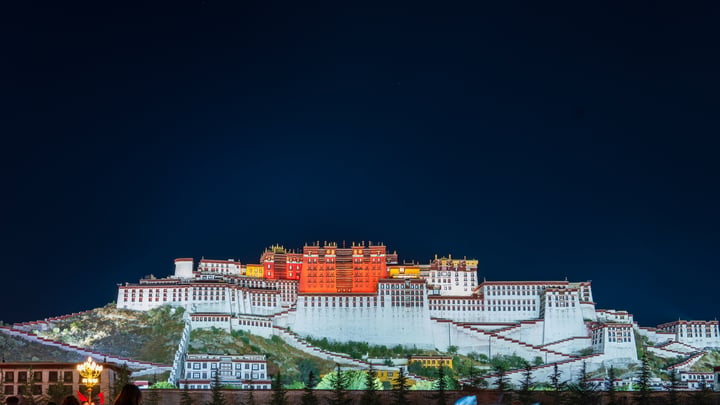 布达拉宫夜景 Night View of the Potala Palace.
