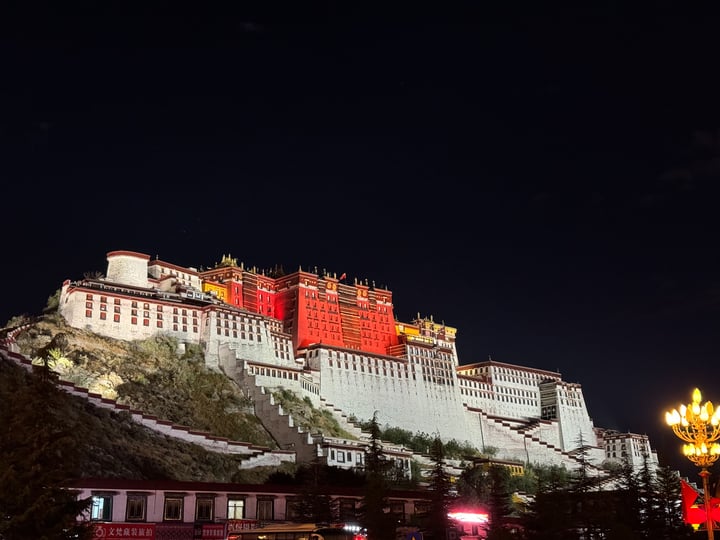 布达拉宫夜景 Night View of the Potala Palace.