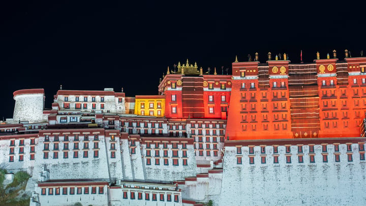 布达拉宫夜景 Night View of the Potala Palace.