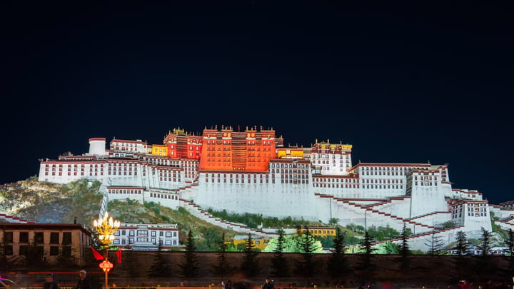 布达拉宫夜景 Night View of the Potala Palace.