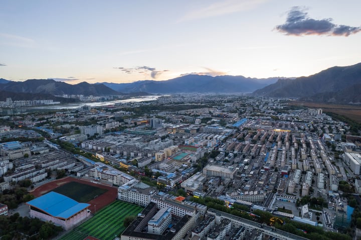 拉萨布达拉宫附近航拍 Aerial photography near the Potala Palace in Lhasa.