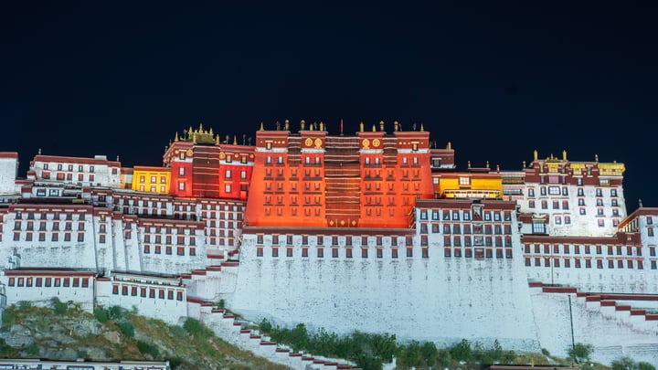 布达拉宫夜景 Night View of the Potala Palace.