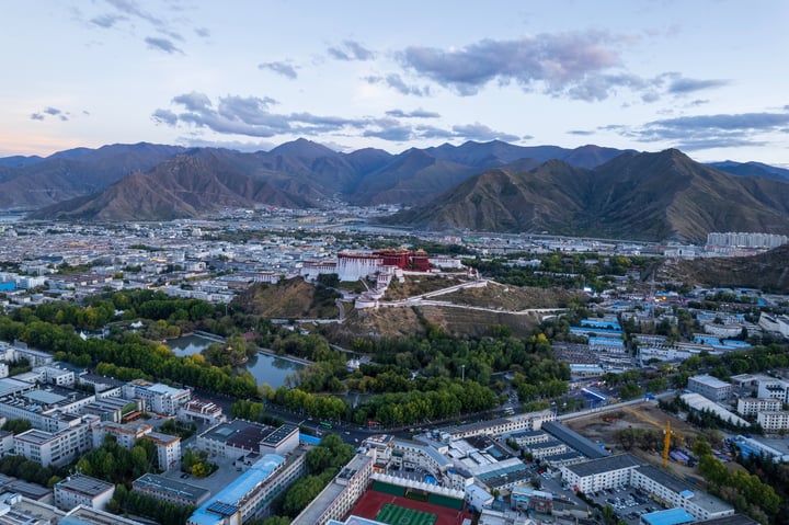 拉萨布达拉宫附近航拍 Aerial photography near the Potala Palace in Lhasa.