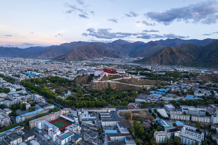 拉萨布达拉宫附近航拍 Aerial photography near the Potala Palace in Lhasa.