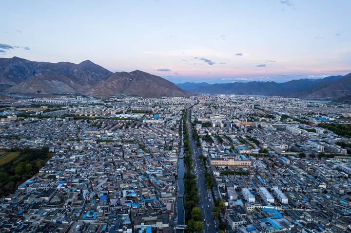 拉萨布达拉宫附近航拍 Aerial photography near the Potala Palace in Lhasa.