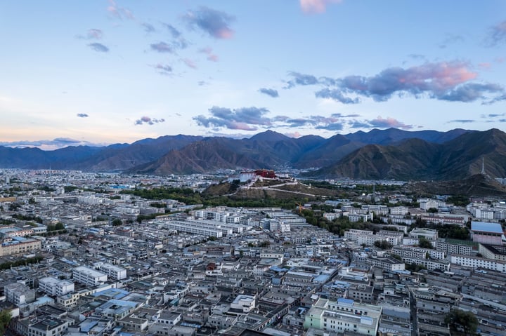拉萨布达拉宫附近航拍 Aerial photography near the Potala Palace in Lhasa.