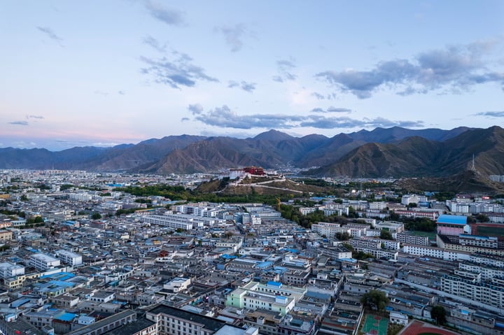 拉萨布达拉宫附近航拍 Aerial photography near the Potala Palace in Lhasa.