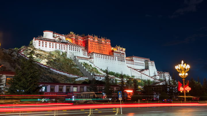 布达拉宫夜景 Night View of the Potala Palace.